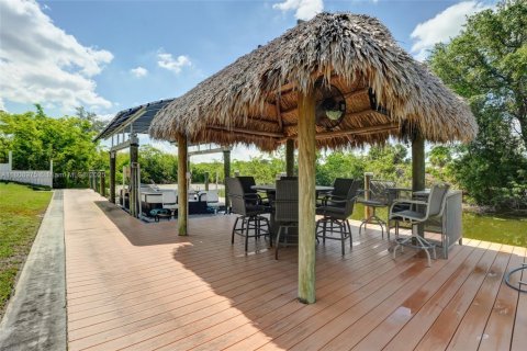 House in Cape Coral, Florida 4 bedrooms, 159.05 sq.m. № 1865228 - photo 2