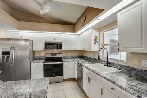 House in Cape Coral, Florida 4 bedrooms, 159.05 sq.m. № 1865228 - photo 7
