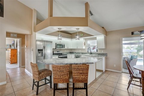 House in Cape Coral, Florida 4 bedrooms, 159.05 sq.m. № 1865228 - photo 17