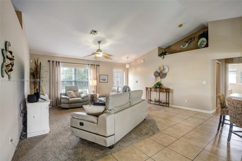 House in Cape Coral, Florida 4 bedrooms, 159.05 sq.m. № 1865228 - photo 12