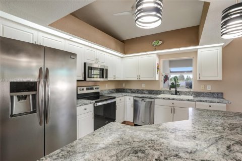 House in Cape Coral, Florida 4 bedrooms, 159.05 sq.m. № 1865228 - photo 8