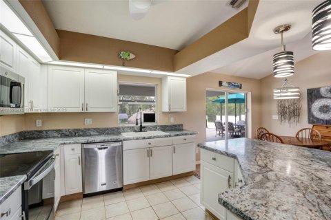 House in Cape Coral, Florida 4 bedrooms, 159.05 sq.m. № 1865228 - photo 6