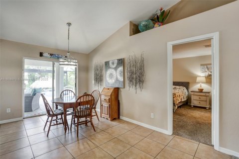 House in Cape Coral, Florida 4 bedrooms, 159.05 sq.m. № 1865228 - photo 15