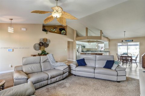 House in Cape Coral, Florida 4 bedrooms, 159.05 sq.m. № 1865228 - photo 11