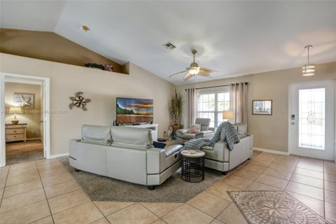 House in Cape Coral, Florida 4 bedrooms, 159.05 sq.m. № 1865228 - photo 13