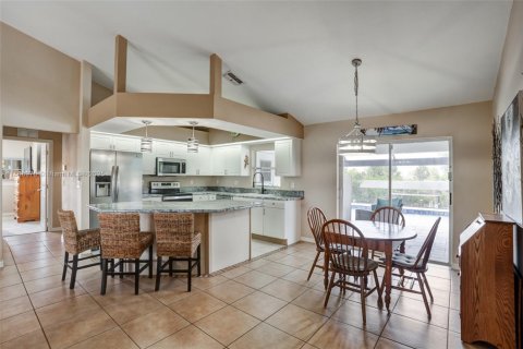 House in Cape Coral, Florida 4 bedrooms, 159.05 sq.m. № 1865228 - photo 19