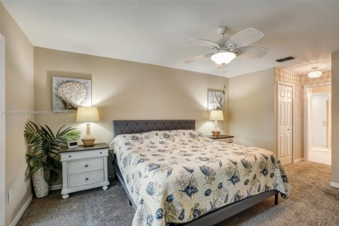House in Cape Coral, Florida 4 bedrooms, 159.05 sq.m. № 1865228 - photo 24