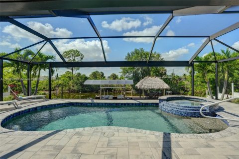 House in Cape Coral, Florida 4 bedrooms, 159.05 sq.m. № 1865228 - photo 1