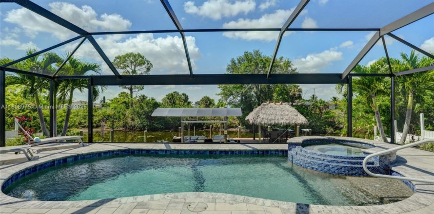 House in Cape Coral, Florida 4 bedrooms, 159.05 sq.m. № 1865228
