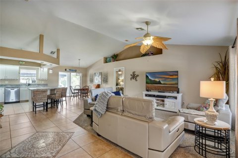 House in Cape Coral, Florida 4 bedrooms, 159.05 sq.m. № 1865228 - photo 20