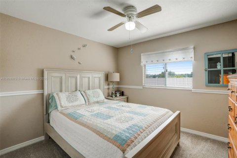 House in Cape Coral, Florida 4 bedrooms, 159.05 sq.m. № 1865228 - photo 29