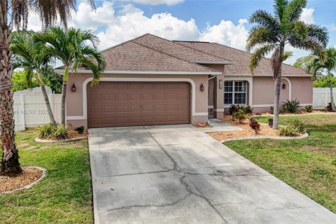 House in Cape Coral, Florida 4 bedrooms, 159.05 sq.m. № 1865228 - photo 5