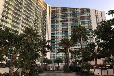 Condo in Sunny Isles Beach, Florida, 2 bedrooms  № 2365332