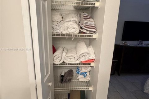 Townhouse in Miami, Florida 2 bedrooms, 84.45 sq.m. № 2001816 - photo 10