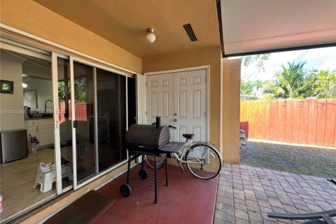 Townhouse in Miami, Florida 2 bedrooms, 84.45 sq.m. № 2001816 - photo 6