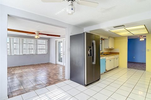 House in New Port Richey, Florida 2 bedrooms, 125.33 sq.m. № 1829397 - photo 12