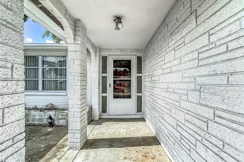 House in New Port Richey, Florida 2 bedrooms, 125.33 sq.m. № 1829397 - photo 2