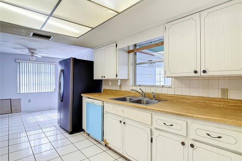 House in New Port Richey, Florida 2 bedrooms, 125.33 sq.m. № 1829397 - photo 14