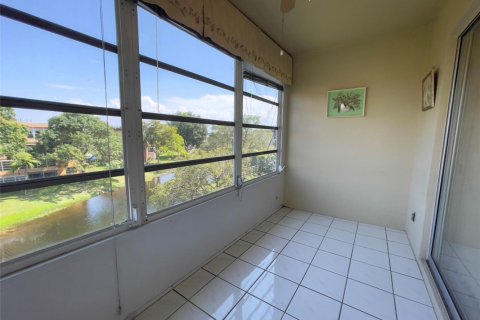 Condominio en alquiler en Lauderdale Lakes, Florida, 2 dormitorios, 94.85 m2 № 1075764 - foto 1