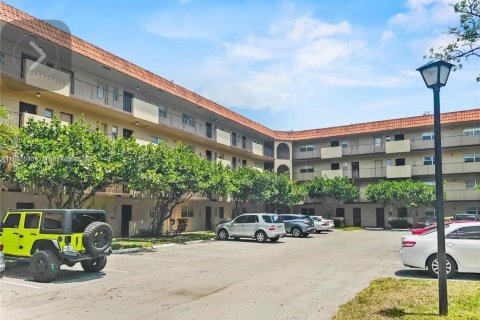 Кондоминиум с 2 спальнями в Лодерхилл, Флорида № 2037152