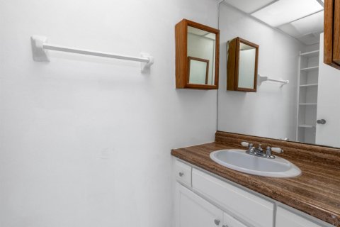 Condo in Lauderhill, Florida, 1 bedroom  № 2192434 - photo 9