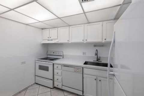 Condo in Lauderhill, Florida, 1 bedroom  № 2192434 - photo 12