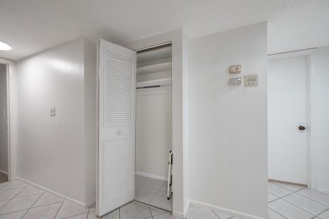 Condo in Lauderhill, Florida, 1 bedroom  № 2192434 - photo 14