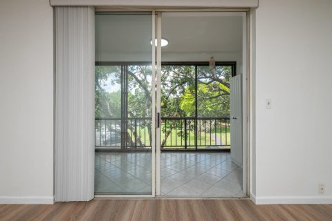 Condo in Lauderhill, Florida, 1 bedroom  № 2192434 - photo 17