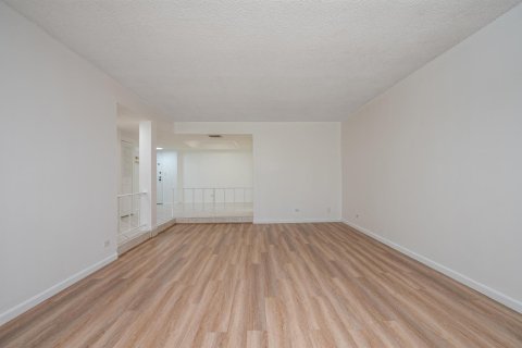 Condo in Lauderhill, Florida, 1 bedroom  № 2192434 - photo 16