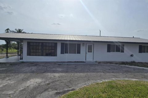 House in Punta Gorda, Florida 3 bedrooms, 129.13 sq.m. № 1688098 - photo 1