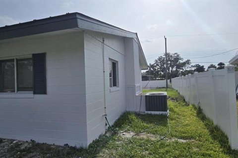 House in Punta Gorda, Florida 3 bedrooms, 129.13 sq.m. № 1688098 - photo 2