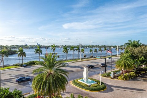 Copropriété à vendre à Hollywood, Floride: 2 chambres, 154.22 m2 № 1964457 - photo 26