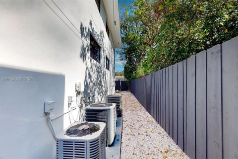 Propiedad comercial en venta en Miami, Florida, 314.01 m2 № 2020095 - foto 18