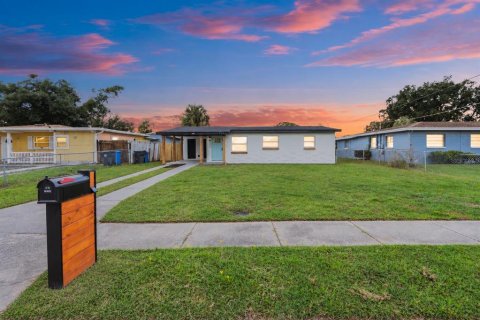 House in Tampa, Florida 3 bedrooms, 82.68 sq.m. № 2396309 - photo 3