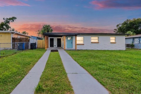 House in Tampa, Florida 3 bedrooms, 82.68 sq.m. № 2396309