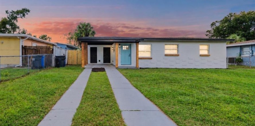House in Tampa, Florida 3 bedrooms, 82.68 sq.m. № 2396309