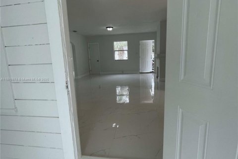 Купить виллу или дом в Майами, Флорида 3 спальни, 99.41м2, № 2043998 - фото 12