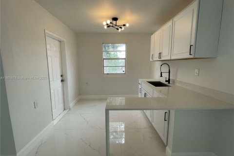 Купить виллу или дом в Майами, Флорида 3 спальни, 99.41м2, № 2043998 - фото 15