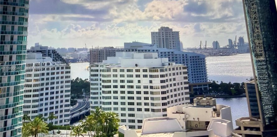 Кондоминиум с 1 спальней в Майами, Флорида № 2048432