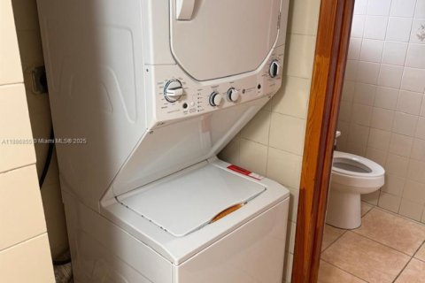 Condominio en venta en Hialeah Gardens, Florida, 2 dormitorios, 95.22 m2 № 1933528 - foto 14