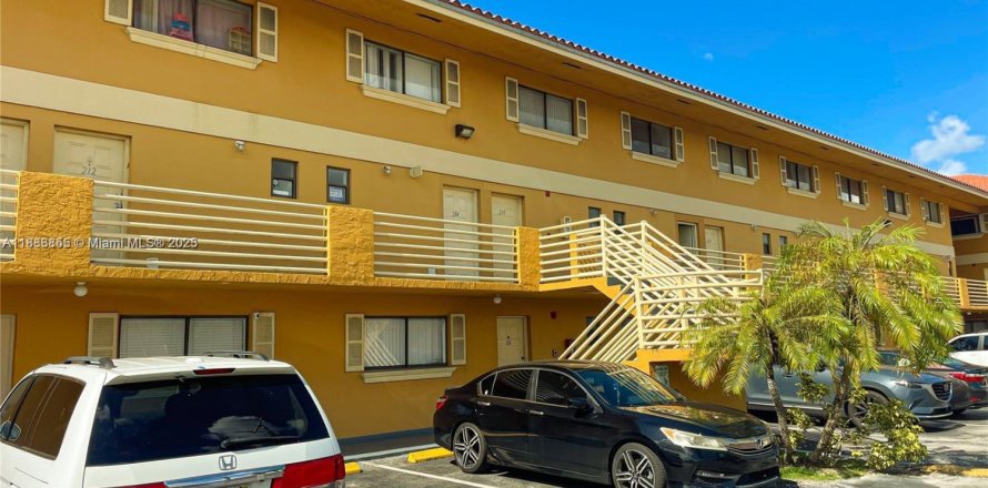 Condo in Hialeah Gardens, Florida, 2 bedrooms № 1933528