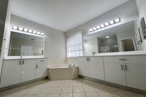 Villa ou maison à louer à Weston, Floride: 4 chambres, 280.47 m2 № 2026005 - photo 13