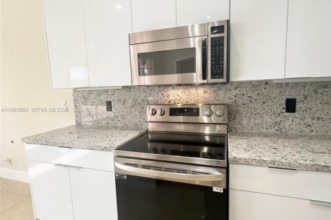 Villa ou maison à louer à Weston, Floride: 4 chambres, 280.47 m2 № 2026005 - photo 2