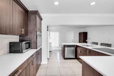 House in Coral Springs, Florida 4 bedrooms, 171.4 sq.m. № 2063178 - photo 10