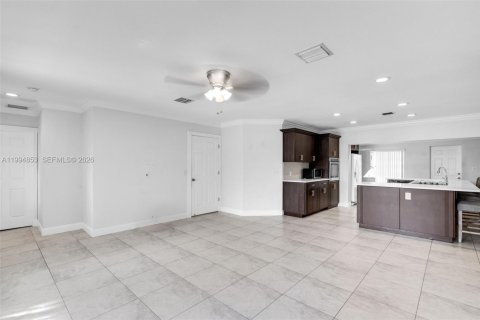 House in Coral Springs, Florida 4 bedrooms, 171.4 sq.m. № 2063178 - photo 6