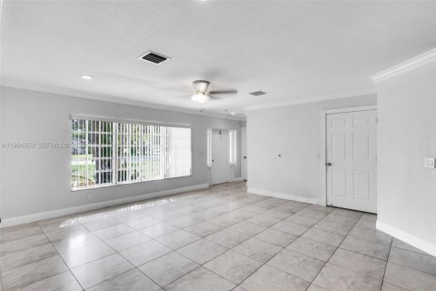 House in Coral Springs, Florida 4 bedrooms, 171.4 sq.m. № 2063178 - photo 7