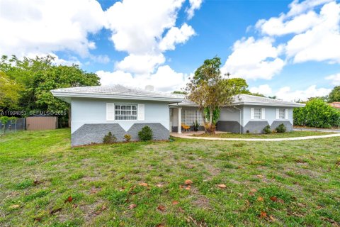 House in Coral Springs, Florida 4 bedrooms, 171.4 sq.m. № 2063178 - photo 3
