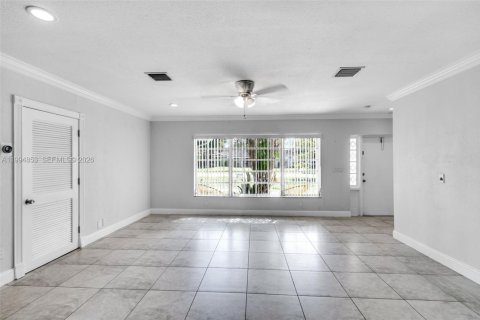 House in Coral Springs, Florida 4 bedrooms, 171.4 sq.m. № 2063178 - photo 8