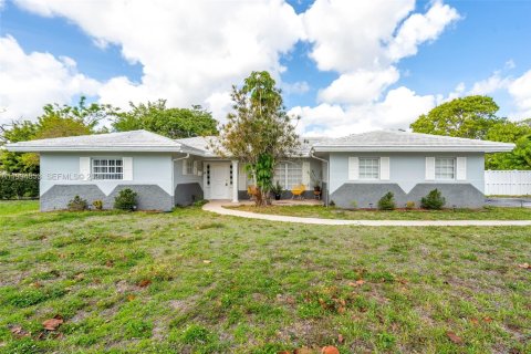 House in Coral Springs, Florida 4 bedrooms, 171.4 sq.m. № 2063178 - photo 2