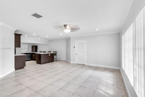 House in Coral Springs, Florida 4 bedrooms, 171.4 sq.m. № 2063178 - photo 5